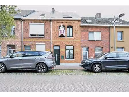 charmante eengezinswoning met achteruitweg!
