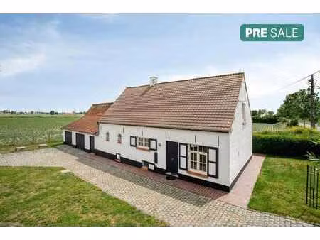 maison rurale rénovée avec 4 chambres sur 897 m².