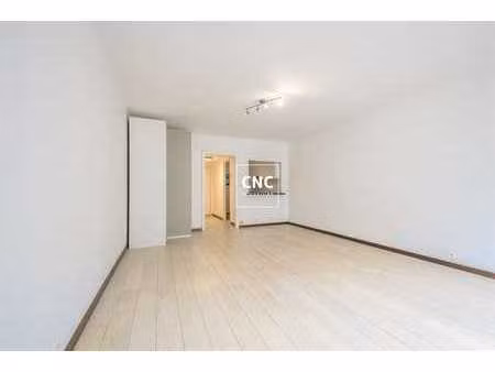 studio non meublé dans le centre près de l'avenue du zoute