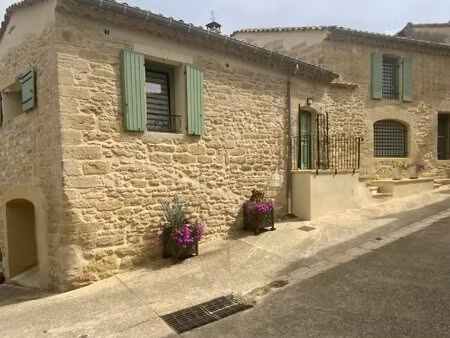 charmante maison de village avec terrasse et garage.