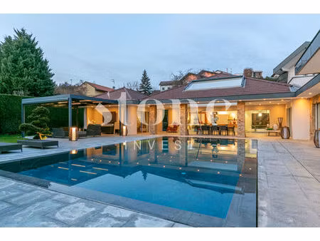 villa de prestige  avec piscine  implanté sur un terrain de 2521 m²