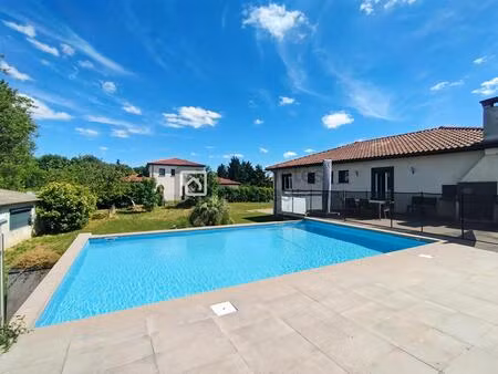 auréville  propriété familiale avec piscine et appartement indépendant et garage 60 m²