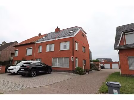 een dakstudio op de tweede verdieping rechts met garage.