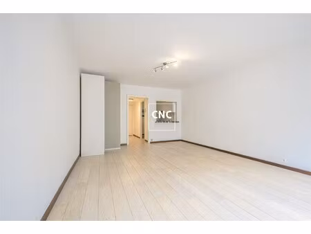 ongemeubelde studio op centrale ligging nabij de zoutelaan