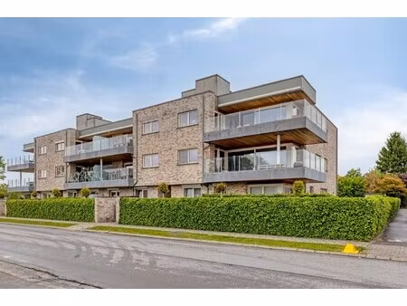 appartement met 3 slaapkamers en 2 garages.