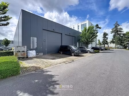 instapklaar magazijn (182m²) te koop met alle voorzieningen en 2 private parkeerplaatsen v