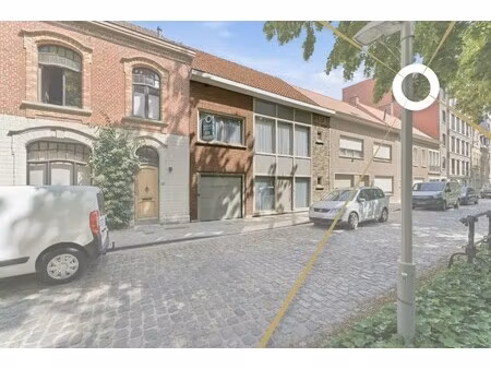 statige stadswoning met uitzonderlijke volumes  garage en prachtige tuin in hartje ieper