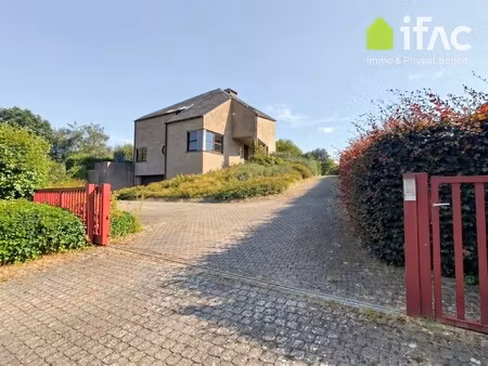 uitstekend gelegen villa met 5 slaapkamers en prachtige tuin