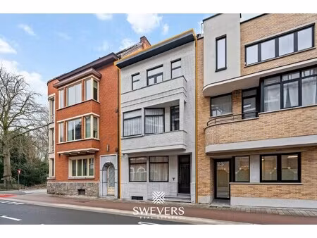 exclusief gerenoveerde stadswoning met garage en drie terrassen in hartje hasselt