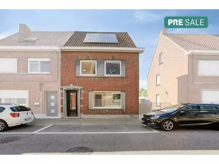 een zeer ruim huis met 3 slaapkamers te meulebeke.