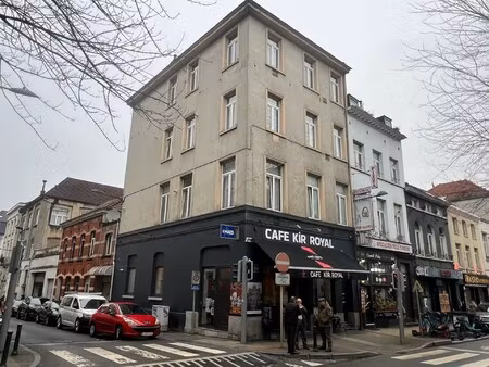opbrengsteigendom met commerciële gelijkvloers en 6 appartementen