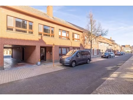 gelijkvloers appartement met 2 slk en garage