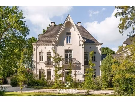 belle-epoque parel met 5 slpk in een park op 6.931m²