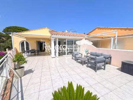 t3 dernier etage avec grande terrasse et centre-ville et plages à pied !