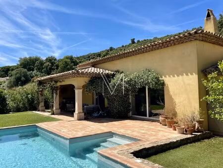 villa individuelle de plain pied avec piscine chauffee et jolie vue degagee