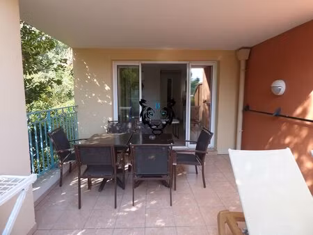 appartement en rez de jardin - face au port.