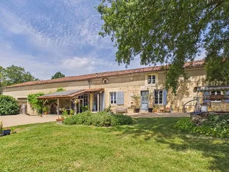 longère avec maison d'amis  granges et piscine