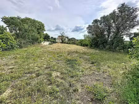 un superbe terrain plat avec vue dominante  dans un environnement privilégié à seulement 2