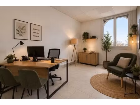 bureau individuel dans espace de co-working