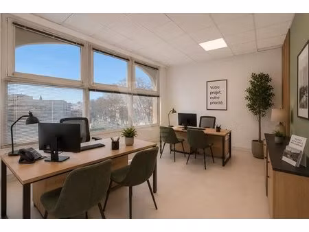 bureau individuel dans espace de co-working