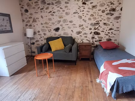studio meublé au centre du village.