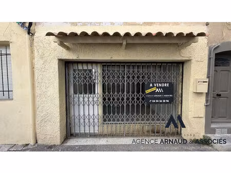 la ciotat : local avec cave voûtée au coeur du centre ancien