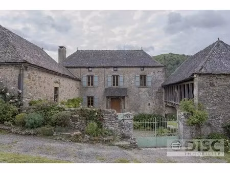 magnifique propriété en bordure du village de najac  offrant de superbes vues sur la vallé
