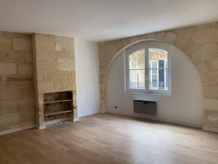 a louer t3 bis avec patio rue du pas st georges.