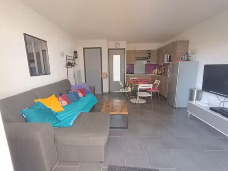 a louer studio meuble terrasse port la nouvelle