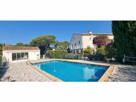 grande villa avec piscine sur beau terrain à 1 km de la mer