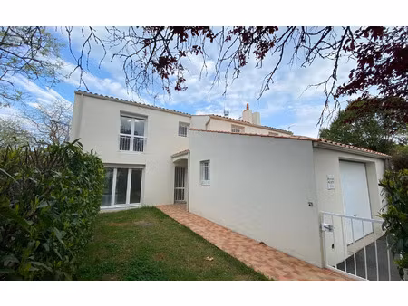 location maison  m² t-5 à la rochelle  1 815 €