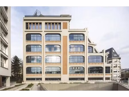 location bureaux 59 m² à 3 877 m²