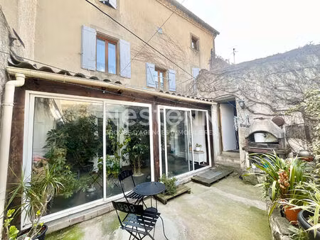 maison de ville de 209 m² avec cinq chambres cour atelier et toiture rénovée au coeur dun 