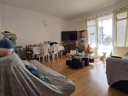 saint-denis centre f3 de 70 m² au dernier étage avec parki