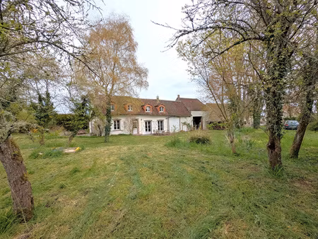 maison ancienne dans un environnement très calme avec belle