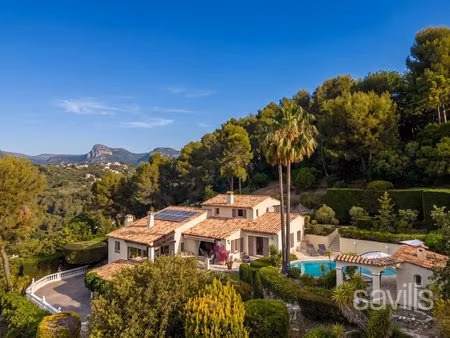 villa de caractère avec piscine  vue dégagée et calme absolu