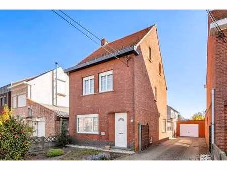 te renoveren woning met garage en diepe tuin.