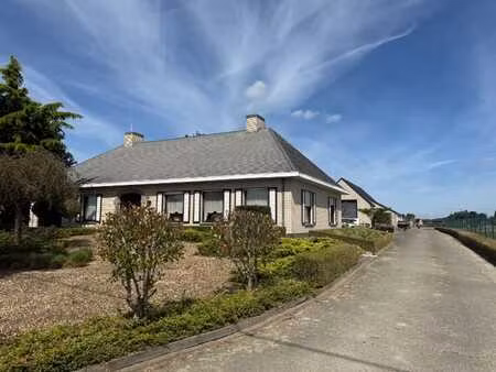 ruime bungalow met grote tuin en loods te huur