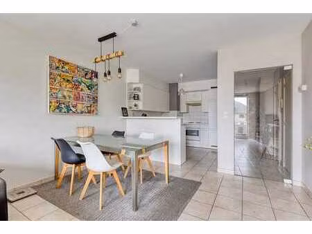 duplex lumineux de 3 chambres idéalement situé