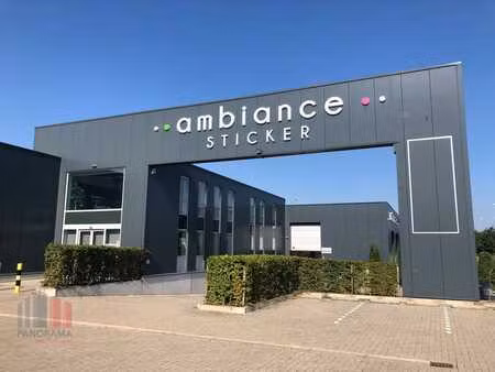 bâtiment industriel stand-alone situé lelong chée de mons