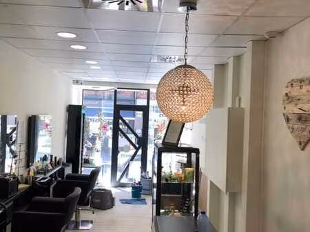 vise centre rue haute : rez-de-chaussée commercial à louer