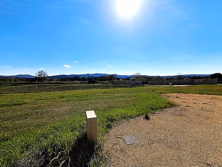 terrain constructible complètement viabilisé  plein sud  calme  vue dominante vallée de la