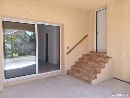 maison mitoyenne r+1 de 83 m² avec jardinet et terrasses à gignac