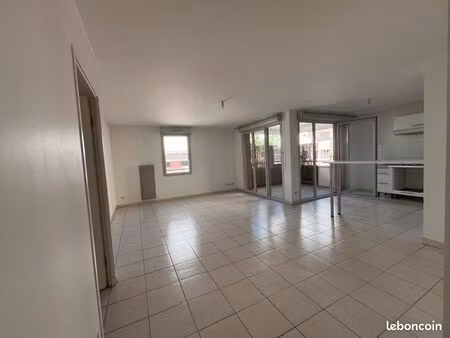 loue t3 70m² dans résidence de standing avec terrasse et piscine