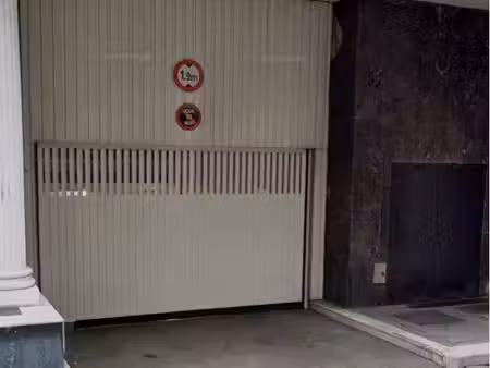 parking paris 8e – disponible immédiatement – accès sécurisé
