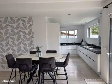 maison de standing avec jardin  3 chambres  garage et stationnement