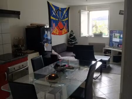 charmant f2 avec grand jardin commun