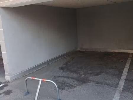 en baisse location place de parking voiture  couverte