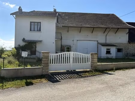 ancien corps de ferme avec dépendances et grand terrain.