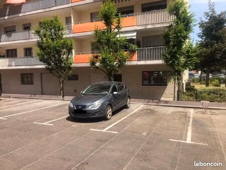 parking prive en exterieur dans residence securisee